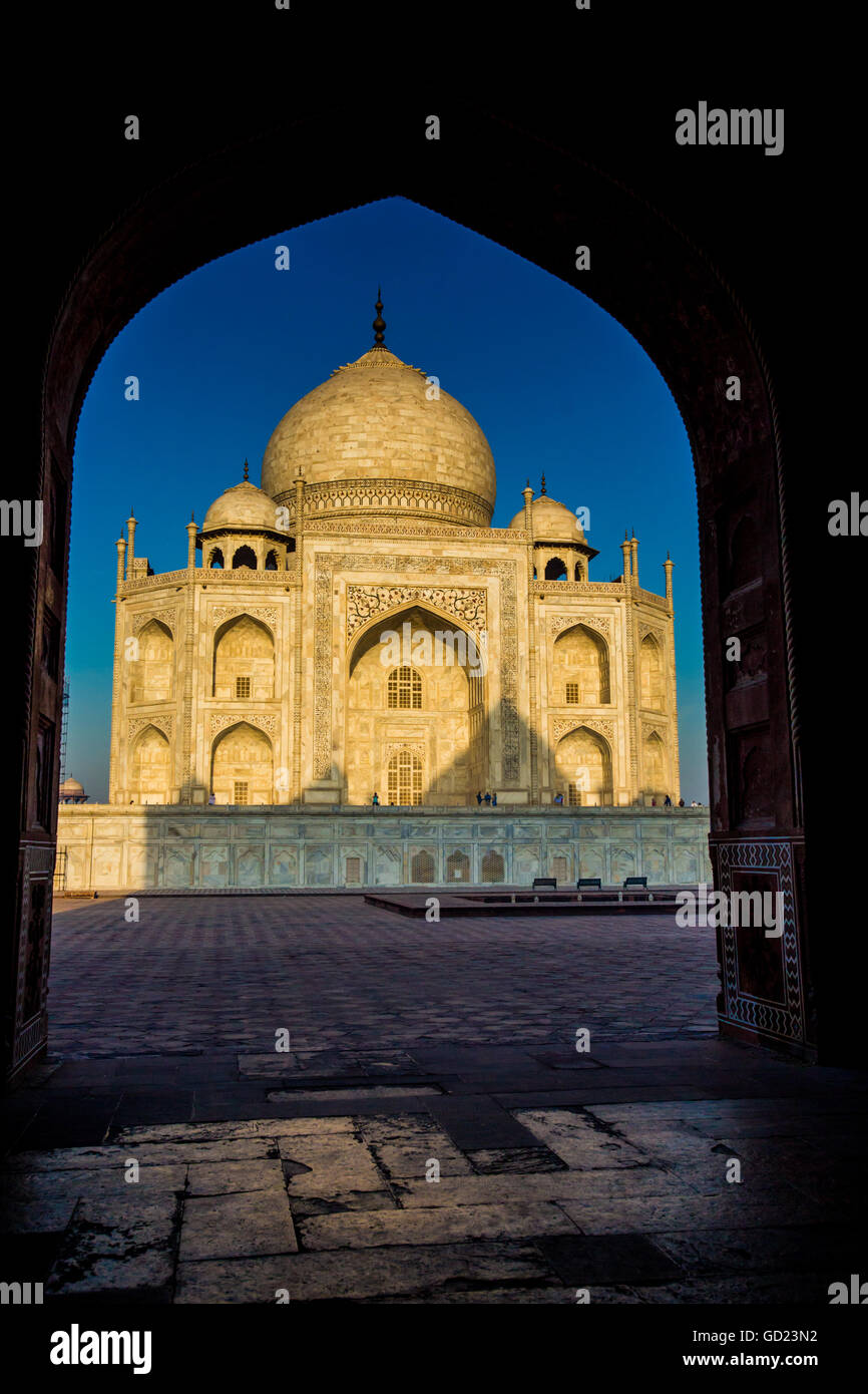 Vista del Taj Mahal attraverso una porta, Sito Patrimonio Mondiale dell'UNESCO, Agra, Uttar Pradesh, India, Asia Foto Stock