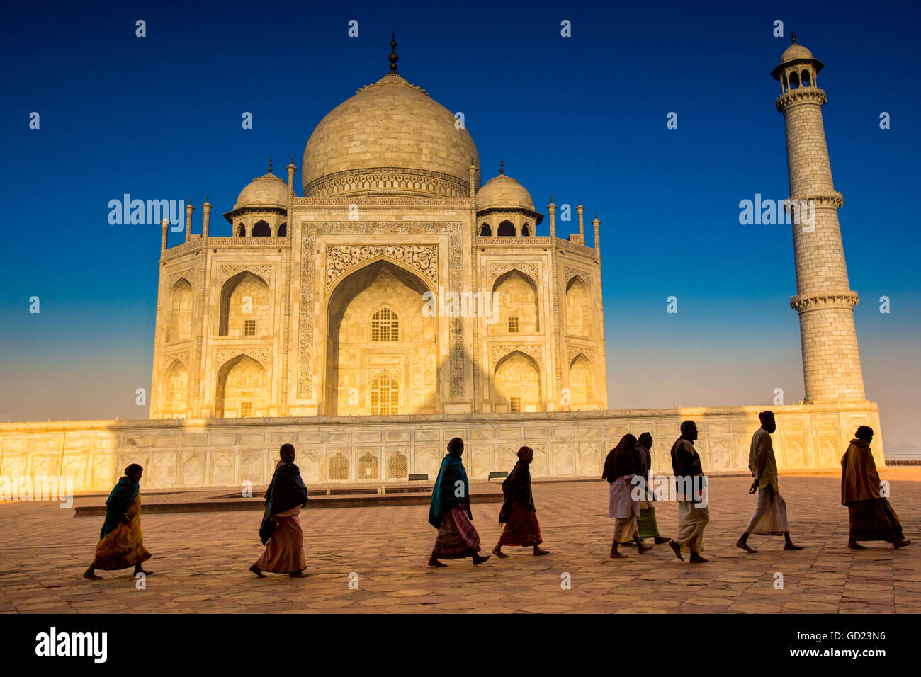 La gente che camminava per pregare davanti al Taj Mahal, Sito Patrimonio Mondiale dell'UNESCO, Agra, Uttar Pradesh, India, Asia Foto Stock