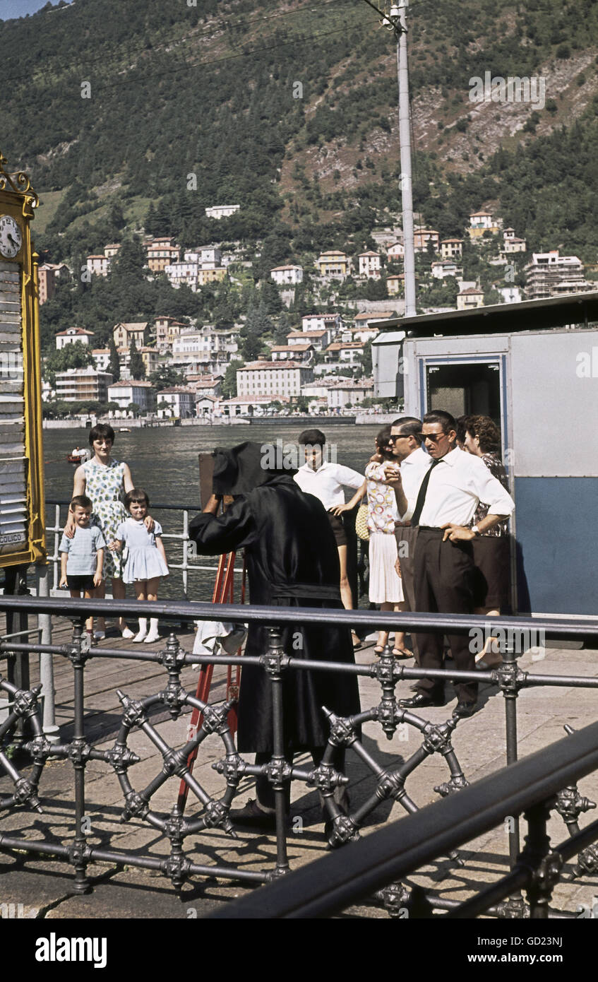 Fotografia, fotografo che fotografa turisti al Lago di Como, Como, Italia, 1962, diritti-aggiuntivi-non-disponibili Foto Stock