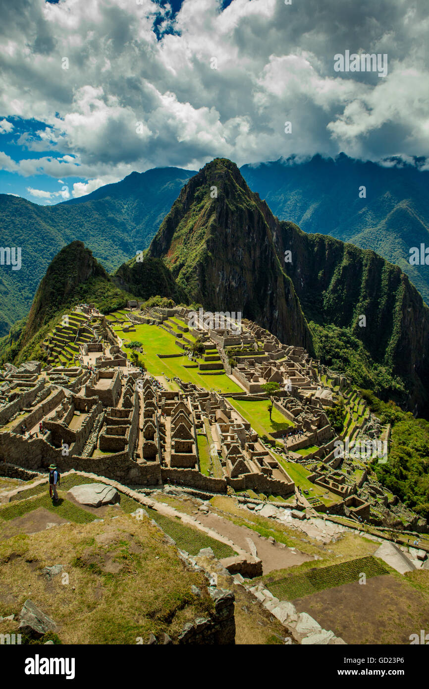 Vista del Machu Picchu rovine, Sito Patrimonio Mondiale dell'UNESCO, Perù, Sud America Foto Stock