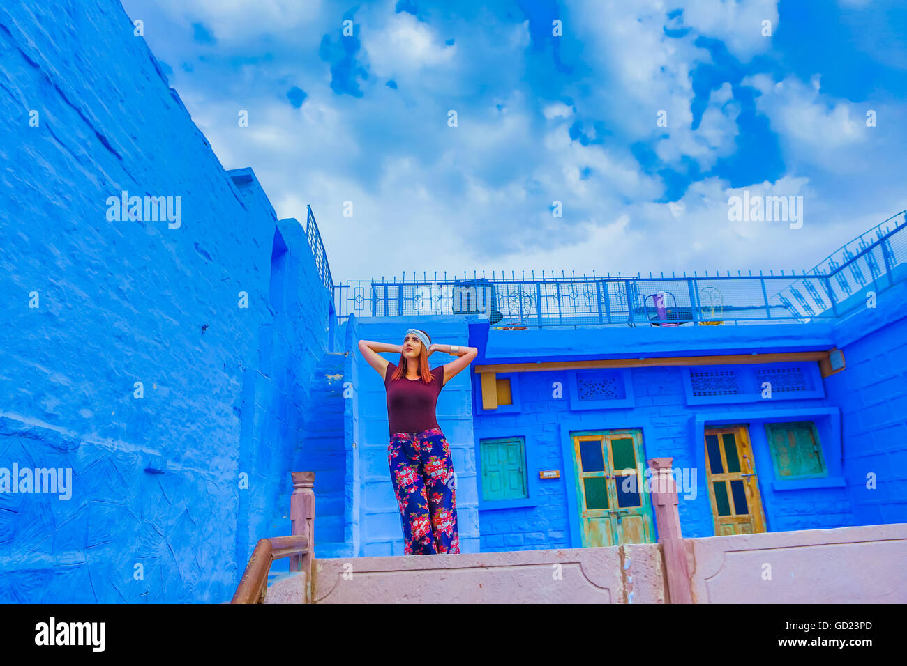 La donna si erge sul tetto blu di Rani Mahal Hotel in Jodhpur la città blu, Rajasthan, India, Asia Foto Stock