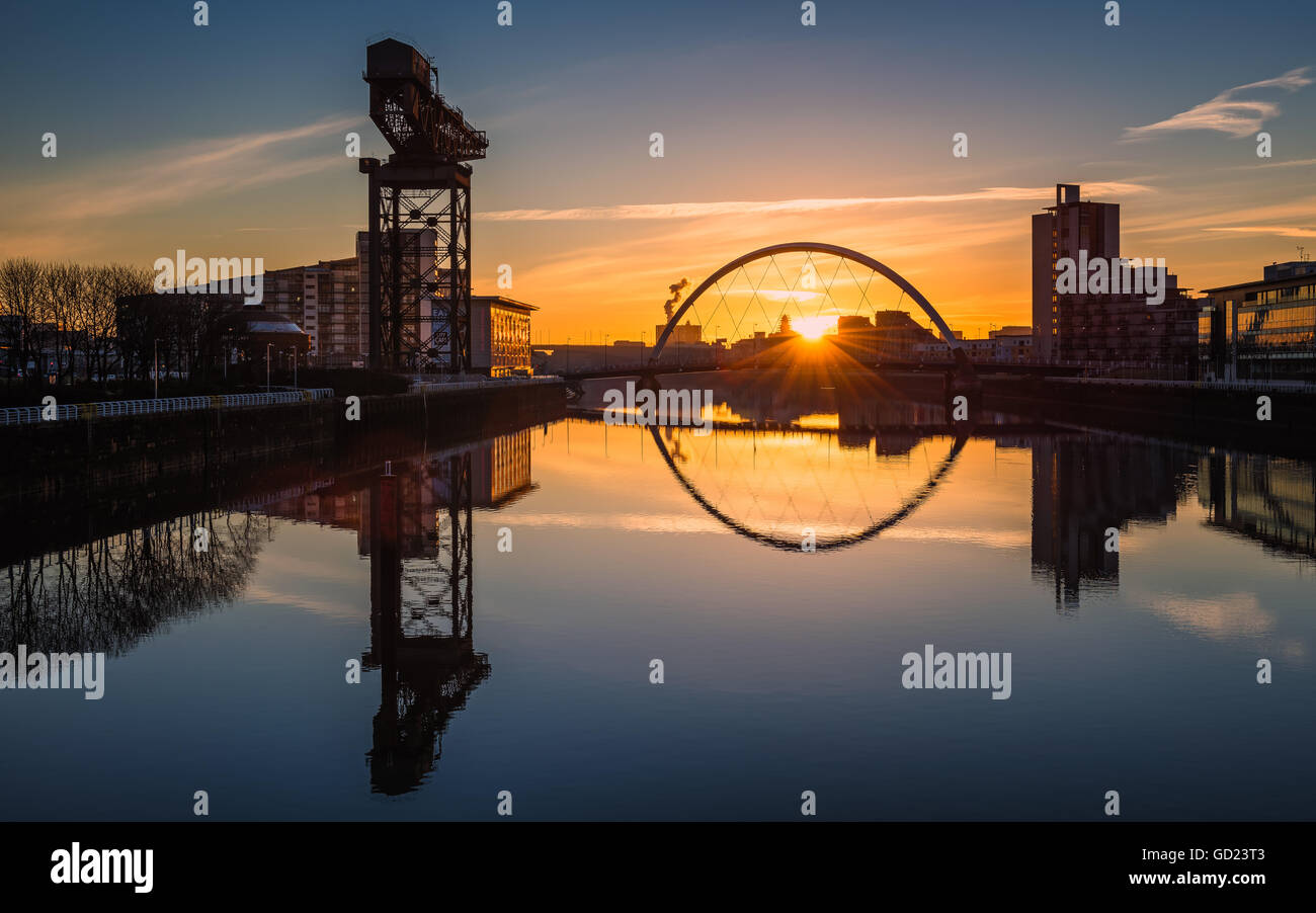 Sunrise a Clyde Arc (Squinty Bridge), Pacific Quay, Glasgow, Scotland, Regno Unito, Europa Foto Stock