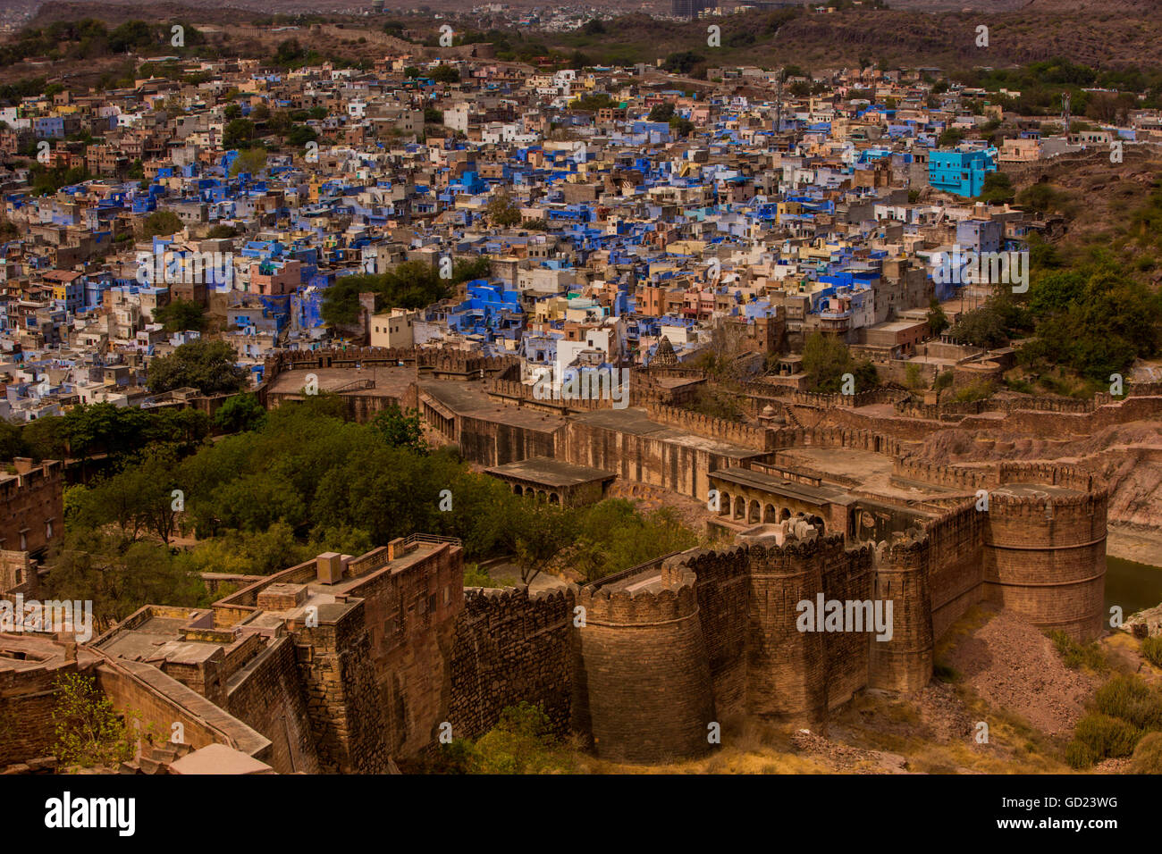 Mura del palazzo del Forte Mehrangarh che domina i tetti blu a Jodhpur la città blu, Rajasthan, India, Asia Foto Stock