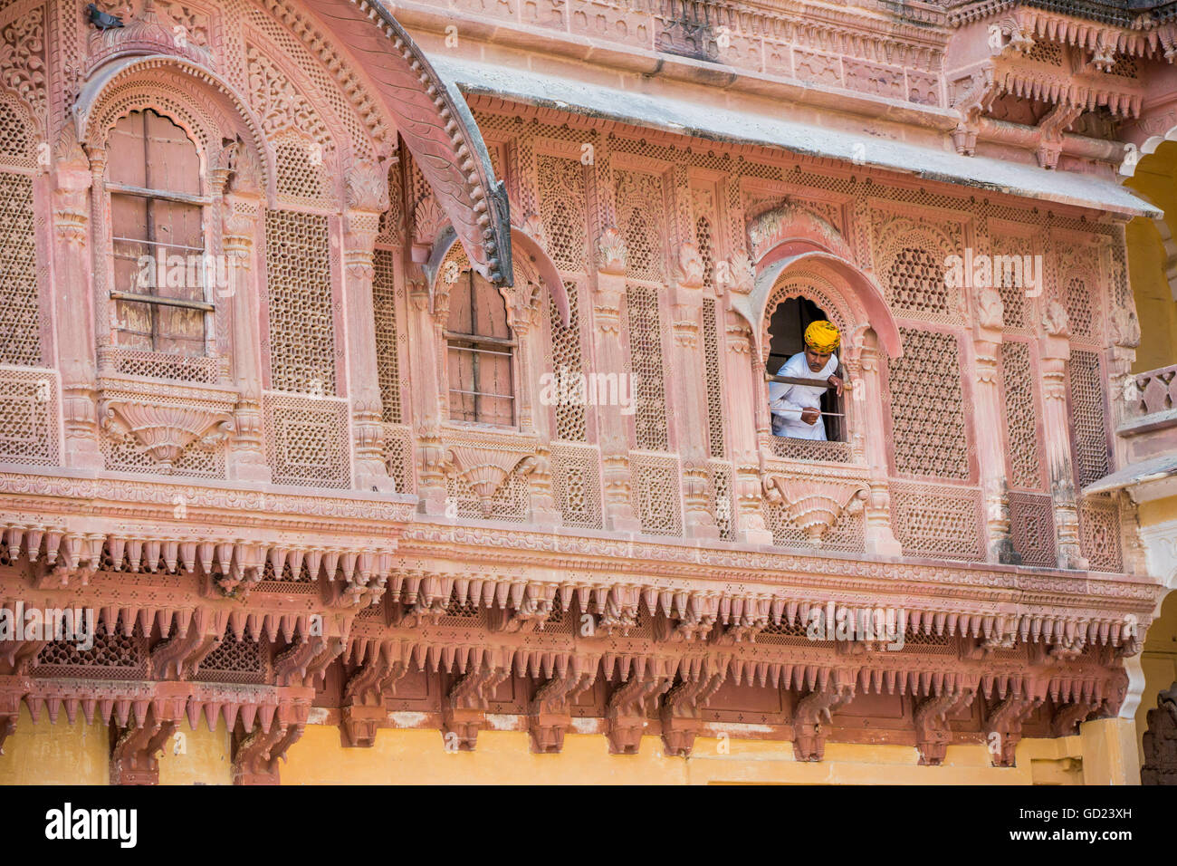 Giallo palazzo turbaned guardia al Forte Mehrangarh di Jodhpur la città blu, Rajasthan, India, Asia Foto Stock