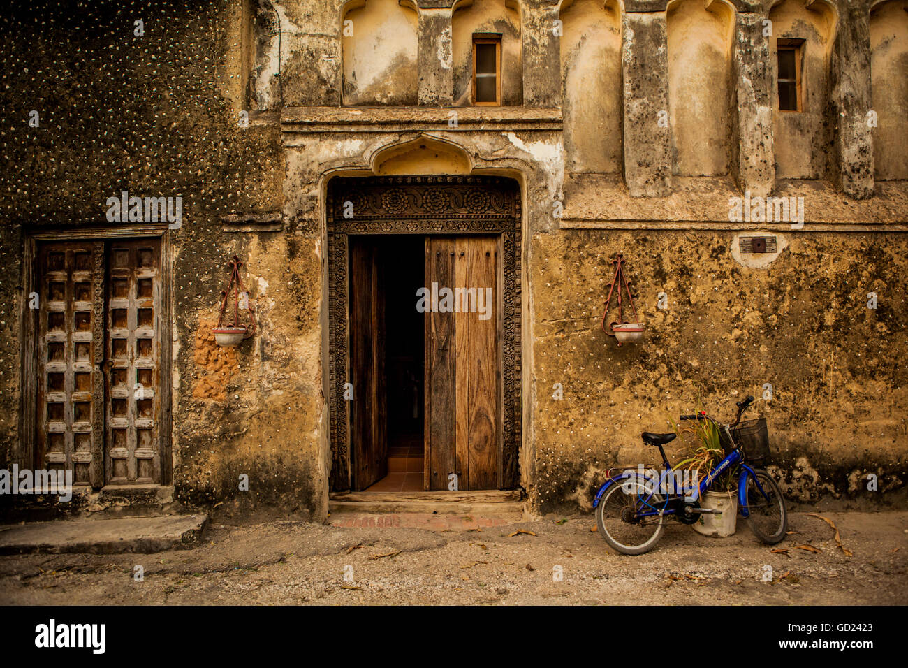 Arabo portale in pietra Città Patrimonio dell'Umanità UNESCO, isola di Zanzibar, Tanzania, Africa orientale, Africa Foto Stock