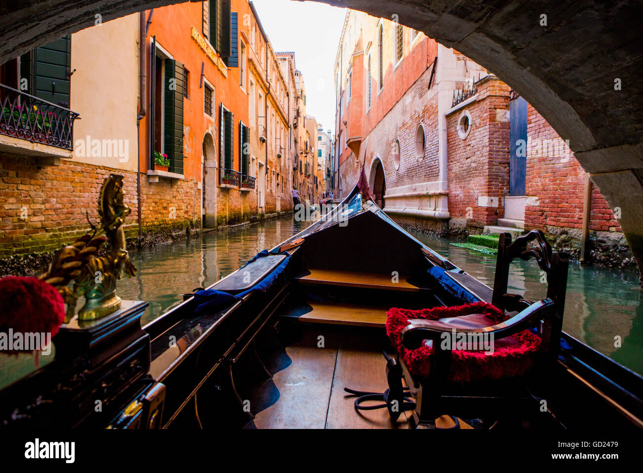 Galleggiante su una gondola di Venezia, Sito Patrimonio Mondiale dell'UNESCO, Veneto, Italia, Europa Foto Stock