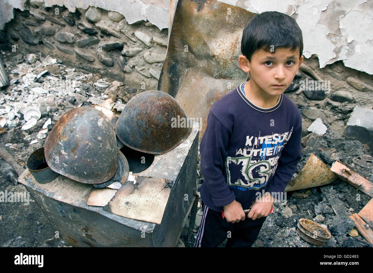 2008 guerra dell'Ossezia del Sud, ragazzino nella casa bruciata della sua famiglia, Tkviavi, dopo la guerra, 2008 ottobre, diritti aggiuntivi-non-disponibili Foto Stock