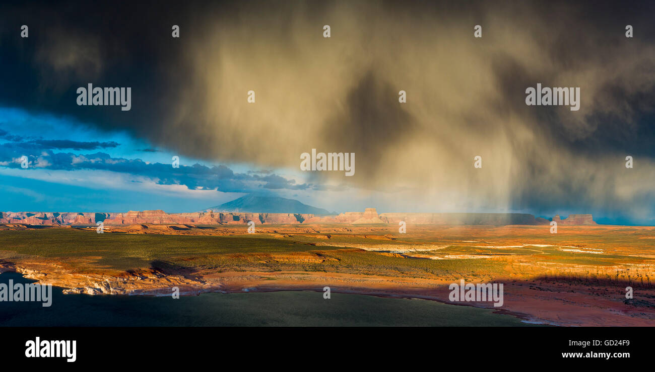 Tempesta passa attraverso Navajo Mountain appena prima del tramonto, Pagina, Arizona, Stati Uniti d'America, America del Nord Foto Stock