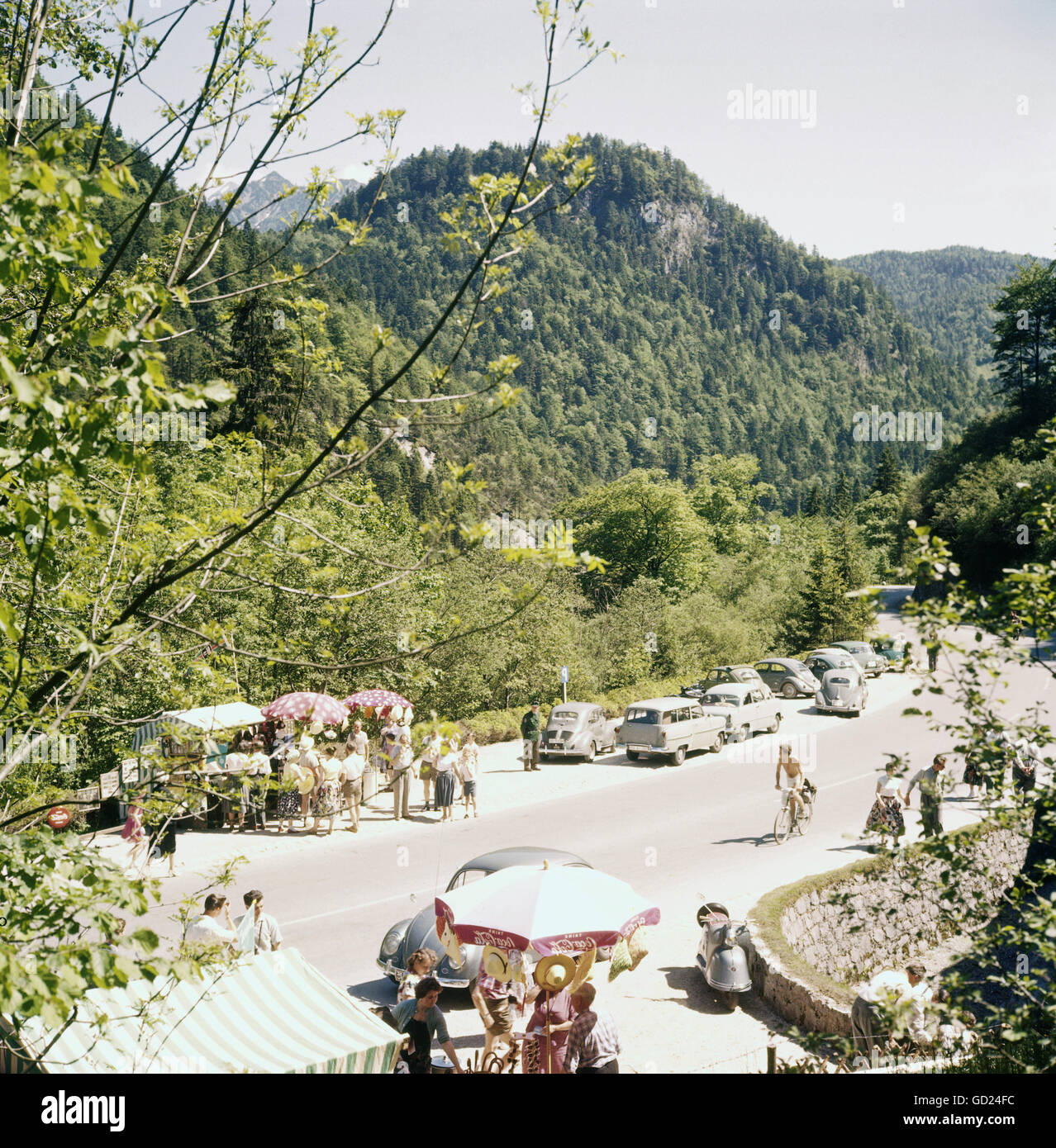 turismo, parcheggio accanto a una strada in montagna, anni '50, diritti aggiuntivi-clearences-non disponibile Foto Stock
