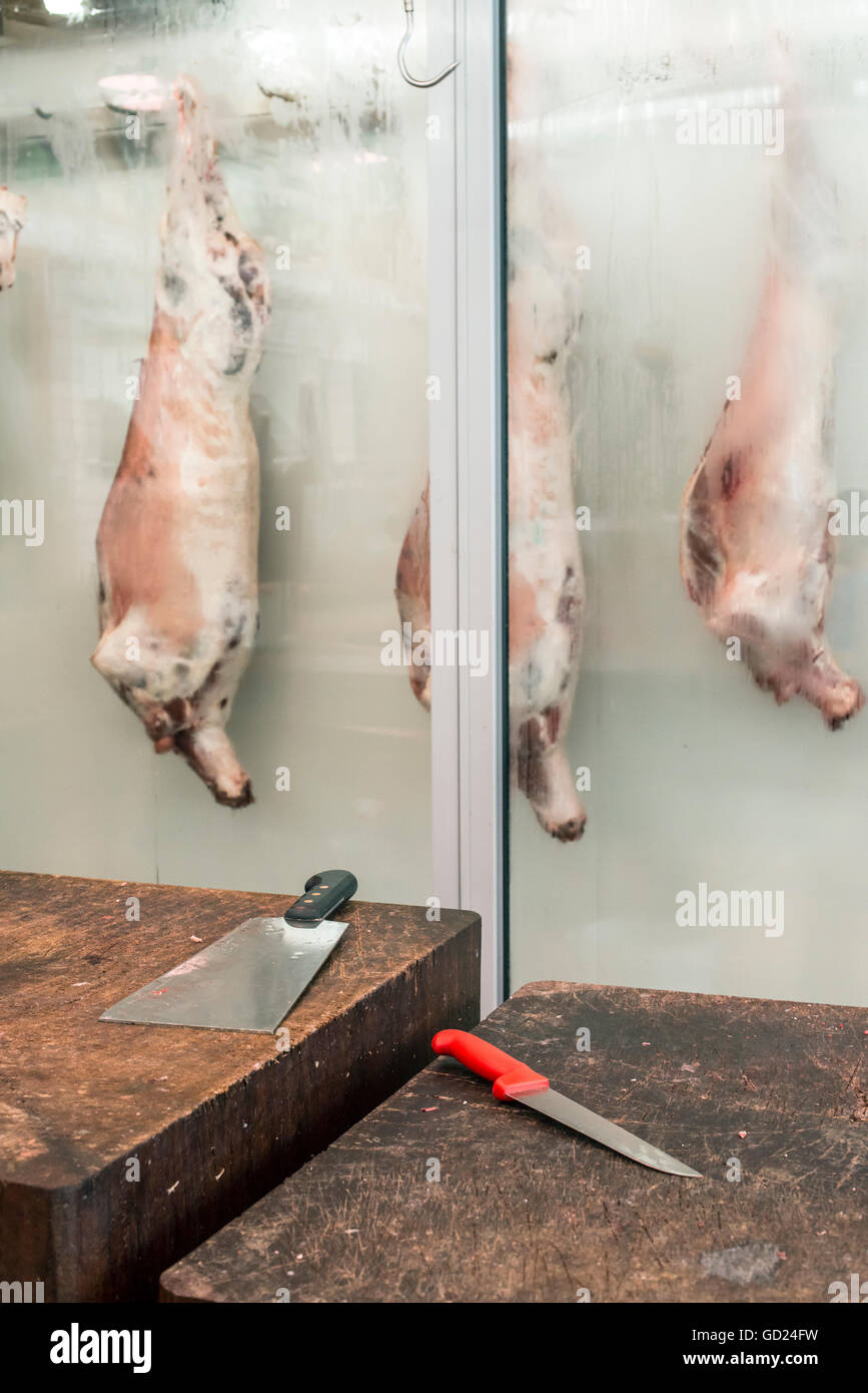 Carne di agnello in vetrina refrigerata in macelleria. Foto Stock