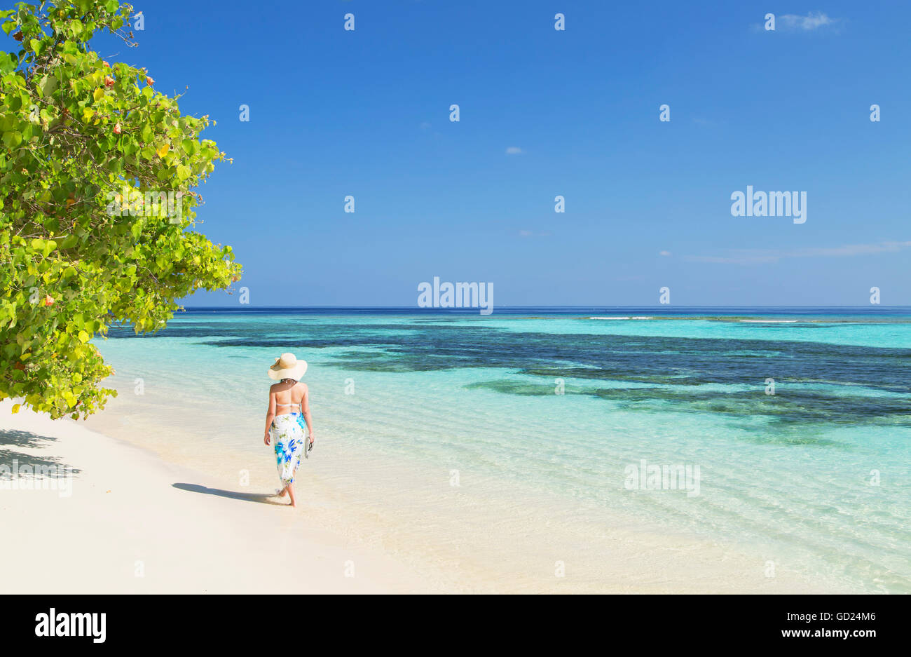 Donna sulla spiaggia, Isola di Rasdhoo, settentrionale atollo di Ari, Maldive, Oceano Indiano, Asia Foto Stock