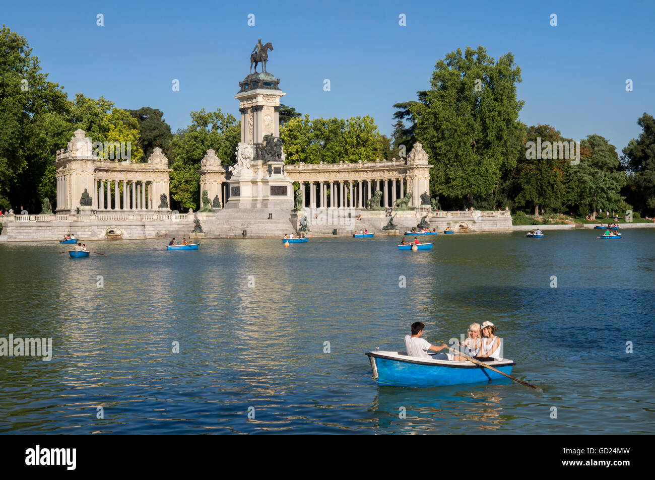 Gite in barca sul lago, Retiro, Alfonso XII monumento, Madrid, Spagna, Europa Foto Stock