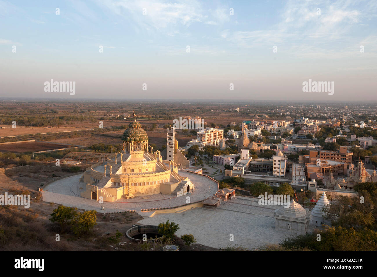 Tempio Jain, di nuova costruzione, ai piedi della collina di Shatrunjaya, nelle prime ore del mattino il sole, Palitana, Gujarat, India, Asia Foto Stock