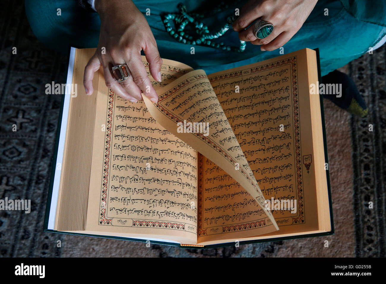 Donna musulmana la lettura di Kuran, Montrouge, Hauts-de-Seine, Francia, Europa Foto Stock