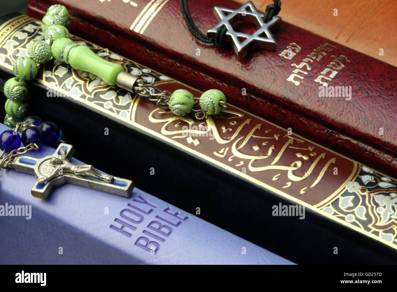 Bibbie e Corano, interfaith simboli del cristianesimo islam ed ebraismo, le tre religioni monoteiste, Alta Savoia, Francia Foto Stock
