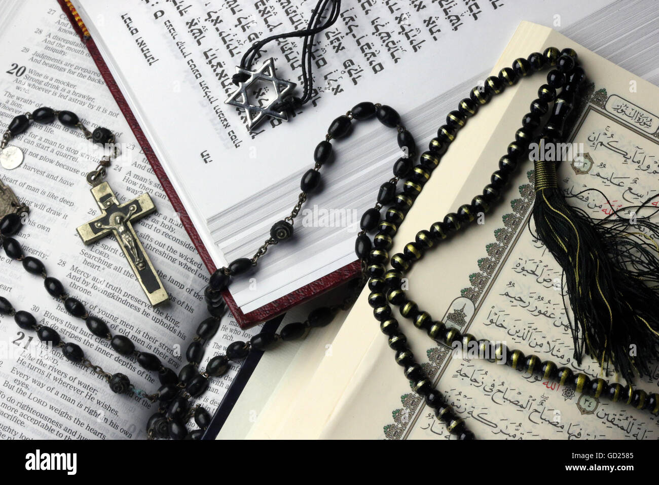 Bibbie e Corano, interfaith simboli del cristianesimo islam ed ebraismo, le tre religioni monoteiste, Alta Savoia, Francia Foto Stock