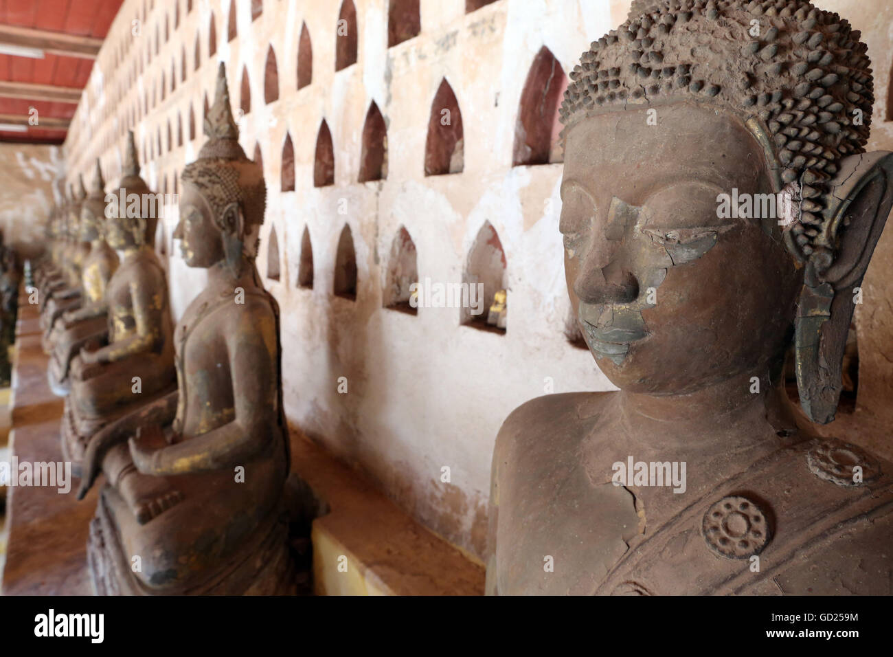 Vecchie statue di Buddha nel chiostro intorno alla Sim, Wat Sisaket (Si Saket) tempio buddista, Vientiane, Laos, Indocina, Asia Foto Stock