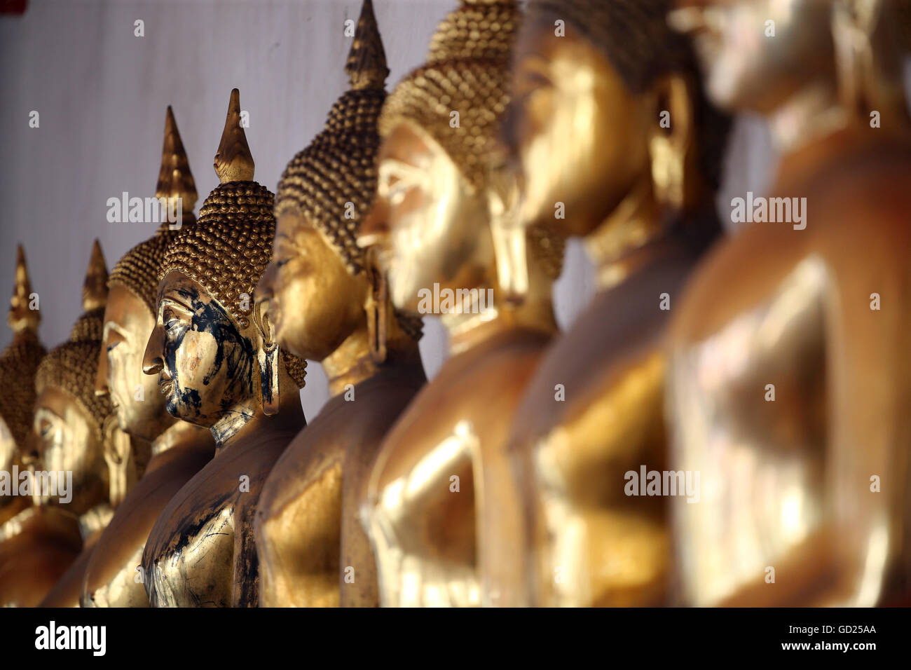 Seduto Golden Statue di Buddha in una fila di Wat Pho (il Tempio del Buddha Reclinato), Bangkok, Thailandia, Sud-est asiatico, in Asia Foto Stock