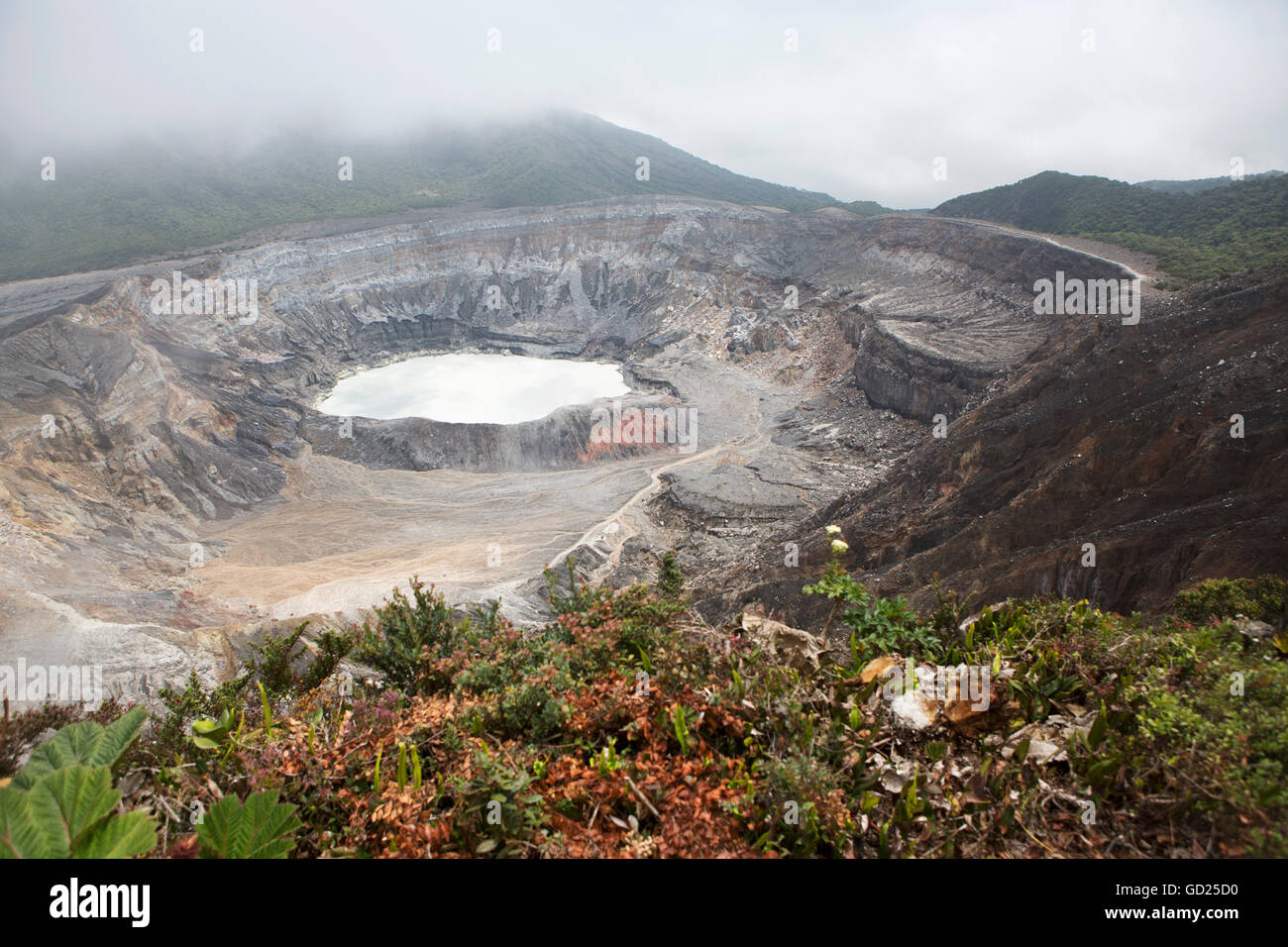 Cratere del Vulcano Poas nel Parco Nazionale del Vulcano Poas, nella Cordillera Central mountain range del Costa Rica, America Centrale Foto Stock