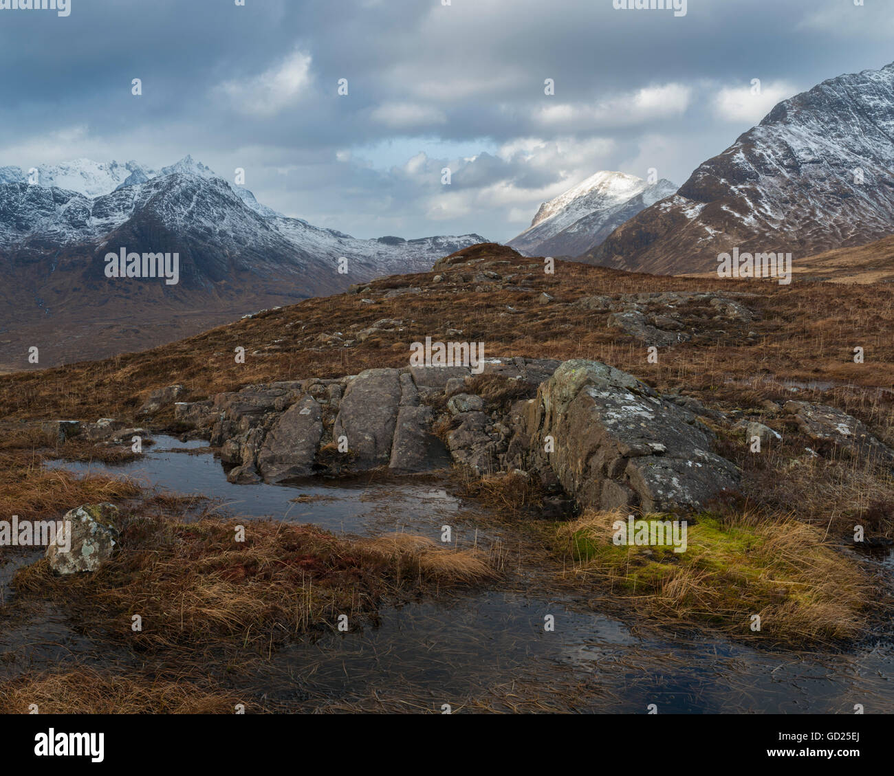 La vista delle montagne da sopra Camasunary, Isola di Skye, Ebridi Interne, Scotland, Regno Unito, Europa Foto Stock
