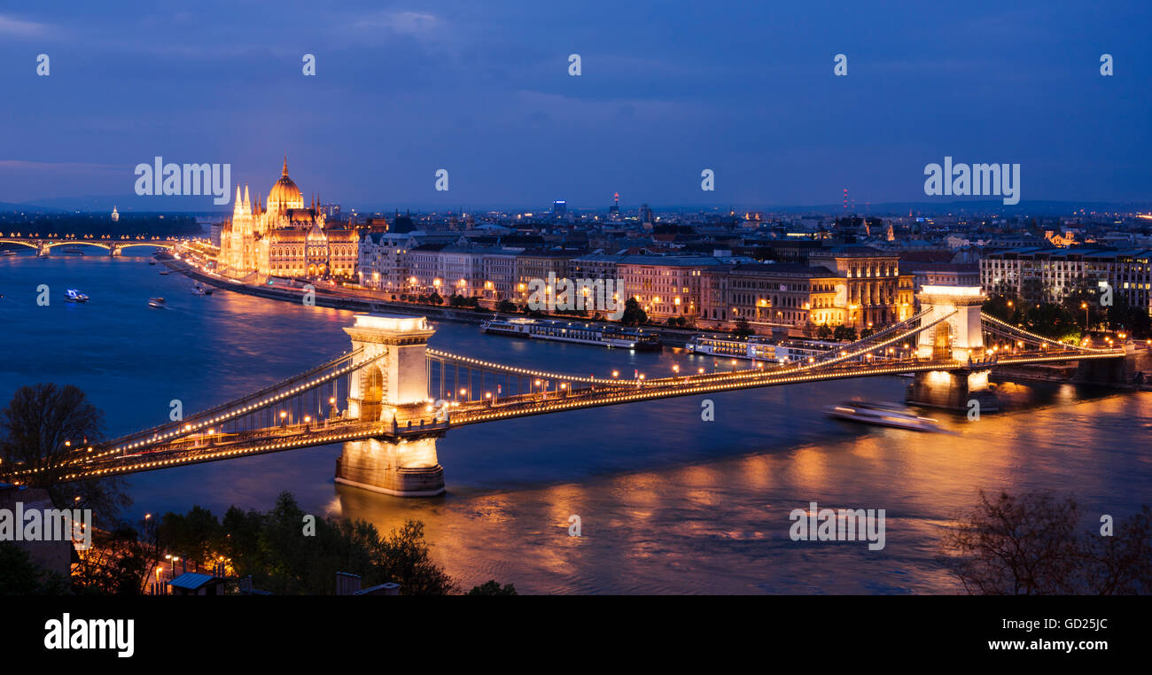 Vista sul fiume Danubio, il Ponte della Catena e il Parlamento ungherese edificio di notte, Sito Patrimonio Mondiale dell'UNESCO, Budapest, Ungheria Foto Stock
