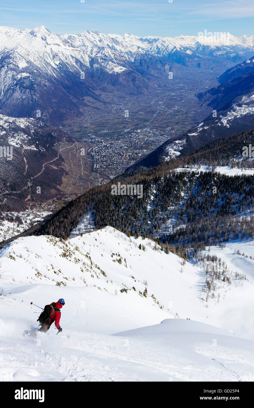Sci di fondo nei pressi di Martigny al Col de la Forclaz, Vallese, alpi svizzere, Svizzera, Europa Foto Stock