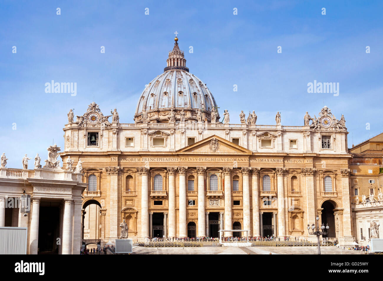 La facciata della Basilica di San Pietro e Piazza San Pietro e la Città del Vaticano, Sito Patrimonio Mondiale dell'UNESCO, Roma, Lazio, l'Italia, Europa Foto Stock