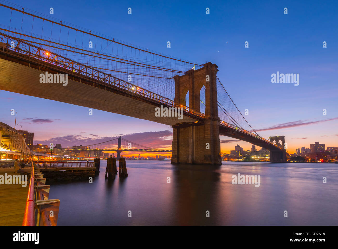 Il Ponte di Brooklyn e Manhattan Bridge al di là, su East River, New York, Stati Uniti d'America, America del Nord Foto Stock