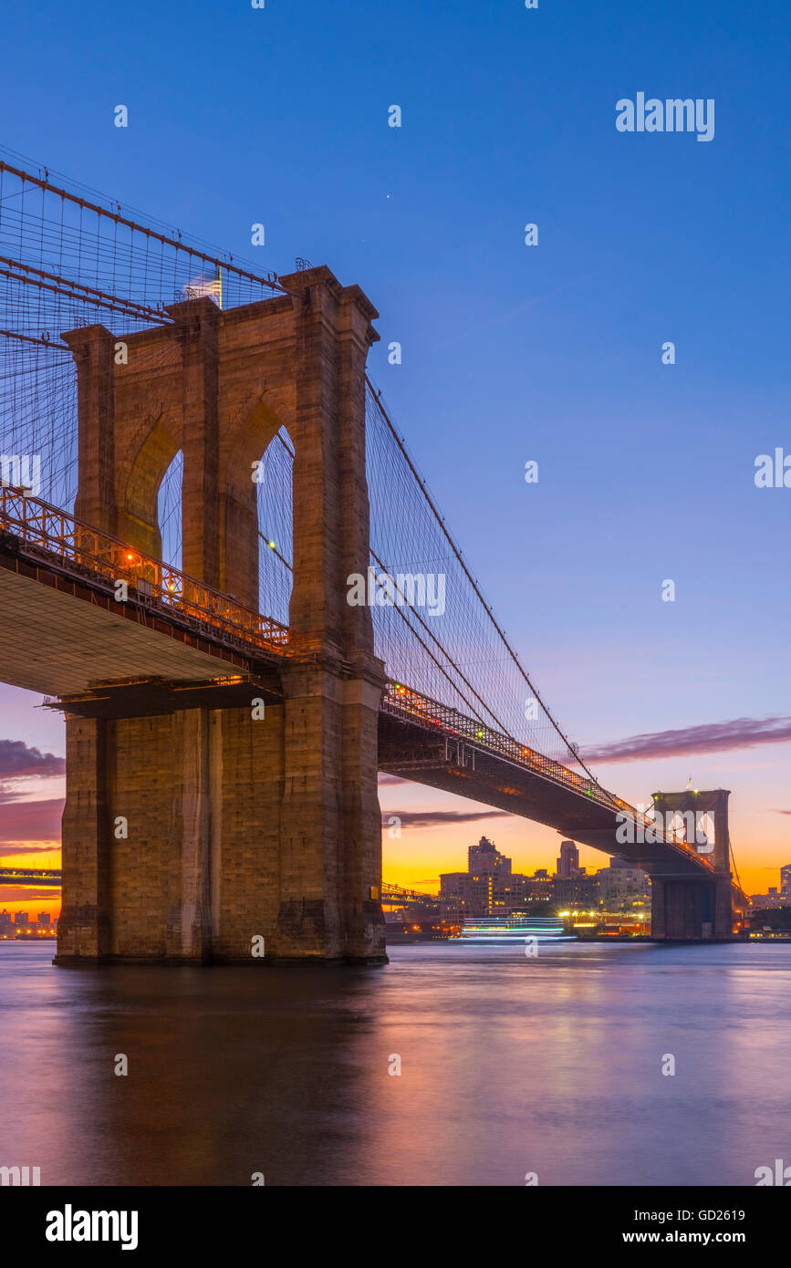 Ponte di Brooklyn su East River, New York, Stati Uniti d'America, America del Nord Foto Stock