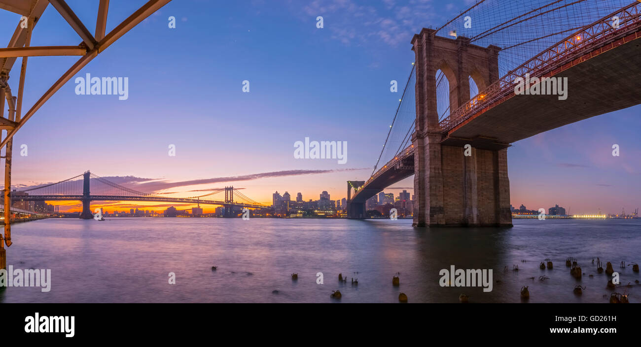 Il Ponte di Brooklyn e Manhattan Bridge al di là, su East River, New York, Stati Uniti d'America, America del Nord Foto Stock