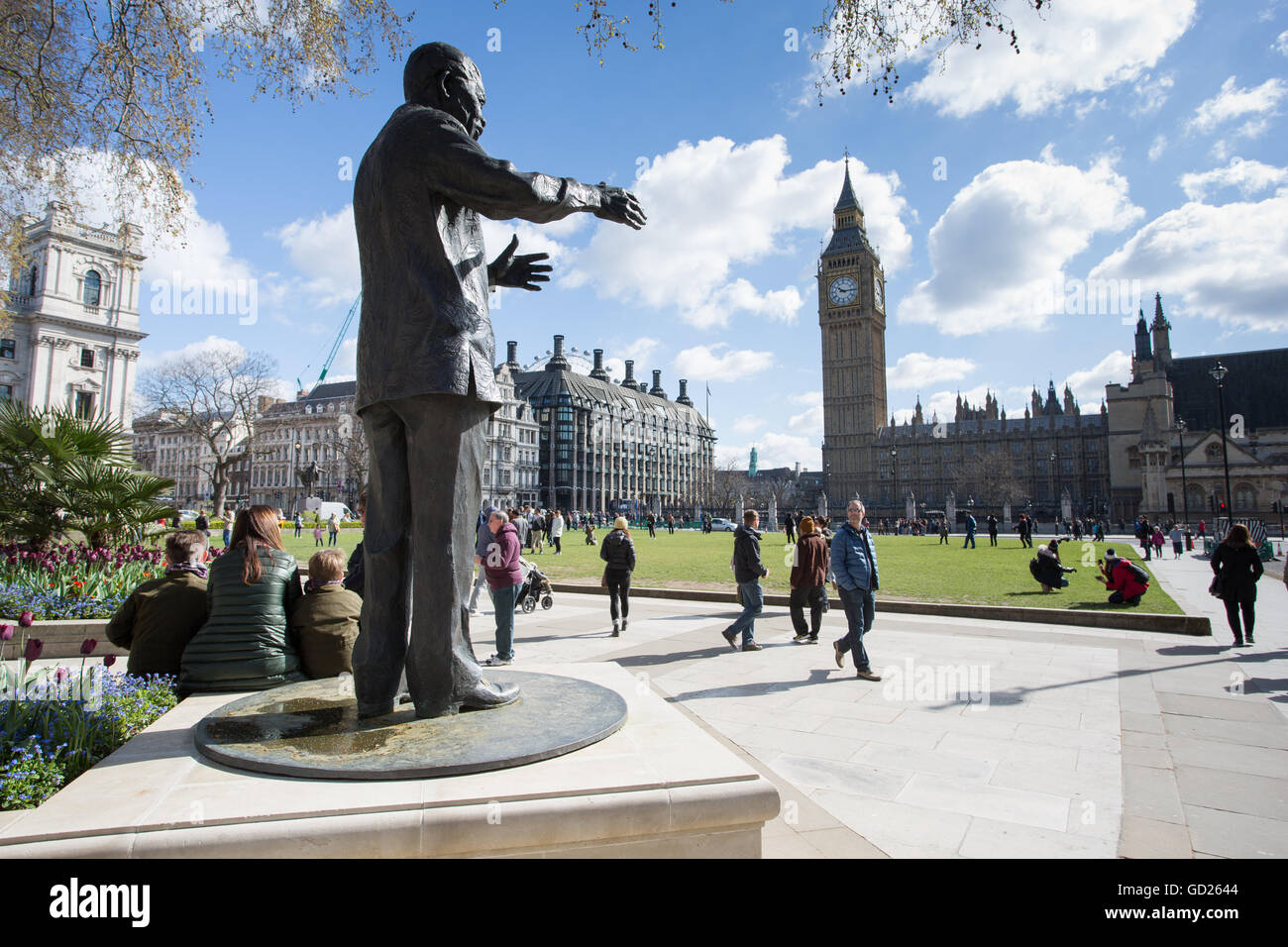 Nelson Mandela statua e Big Ben Itinerari Segreti di Palazzo Ducale, Piazza del Parlamento, Westminster, London, England, Regno Unito, Europa Foto Stock