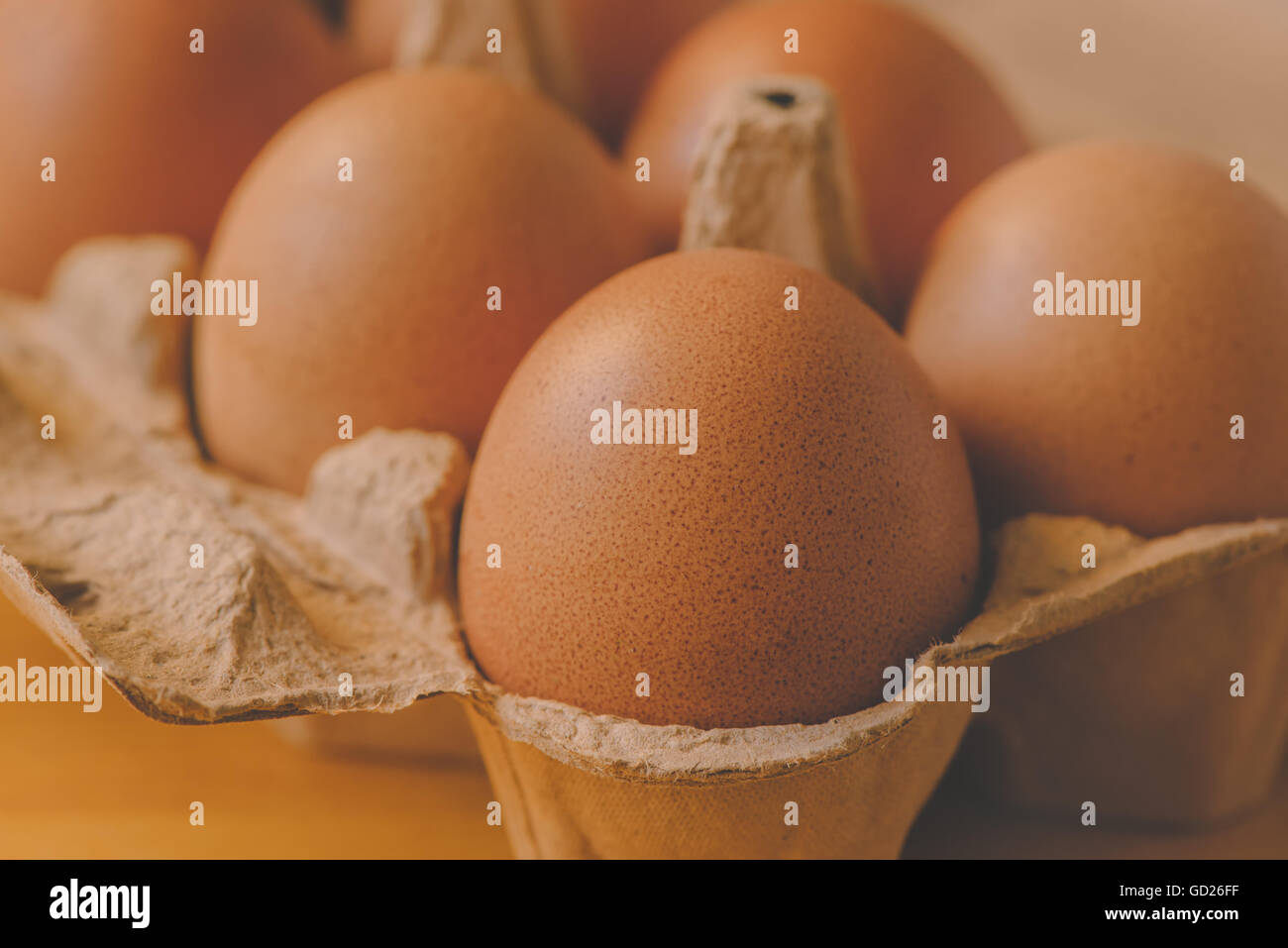 Le uova in una scatola di cartone, retro tonica, il fuoco selettivo Foto Stock