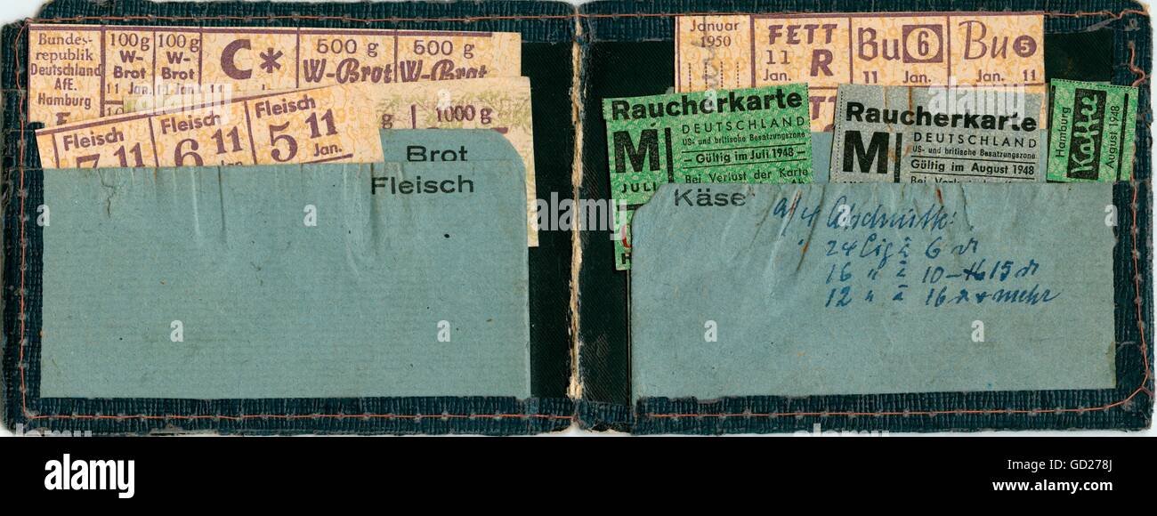Periodo post-bellico, economia, piccolo libro per le carte di razione alimentare (pane, carne, tabacco, caffè), Amburgo, Germania, degli anni 1948 e 1950 cibo, razionamento, fornitura, miseria, famiglia, pulizia, storia, negli anni cinquanta e quaranta del ventesimo secolo, storico, storico, taglio, taglio, ritaglio, 20 ° secolo, 1940, 1950, Diritti-aggiuntivi-clearences-non-disponibili Foto Stock