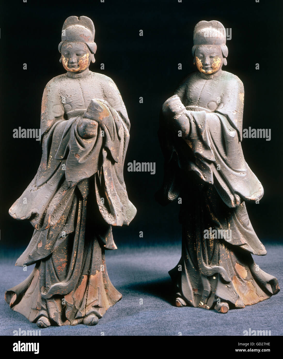 Belle arti, Cina Dinastia Ming, due guardie permanente da altare di un tempio in shantung provincia, legno con violaciocca, XV secolo , artista del diritto d'autore non deve essere cancellata Foto Stock
