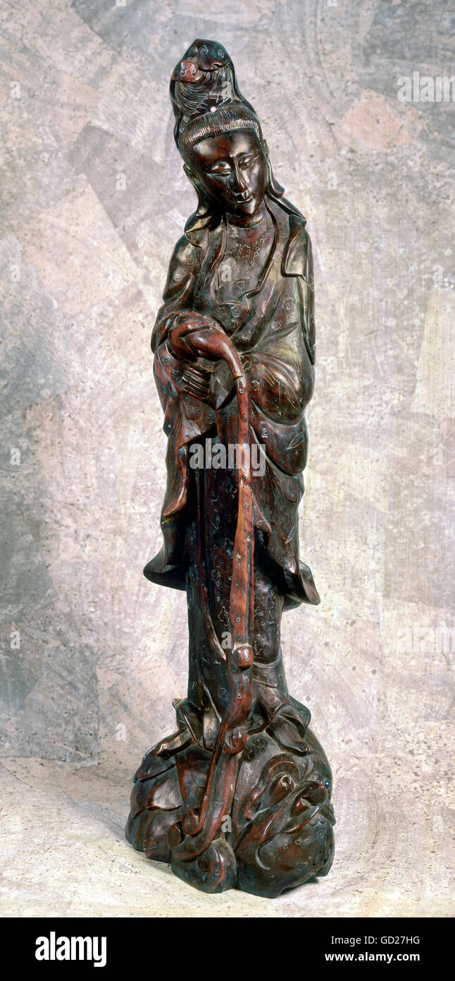 Belle arti, Cina, scultura, in piedi Kuan Yin, lo svuotamento dell'acqua di vita da calabash, creatura del mare come base, legno, depositi di argento, altezza cm 62, XVII / XVIII secolo , artista del diritto d'autore non deve essere cancellata Foto Stock