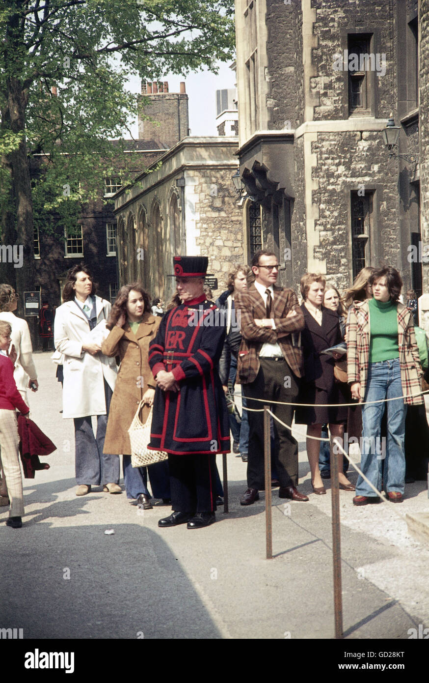 Geografia / viaggio, Gran Bretagna, Londra, Torre di Londra, Yeoman Warder con turisti, anni '70, diritti aggiuntivi-clearences-non disponibile Foto Stock