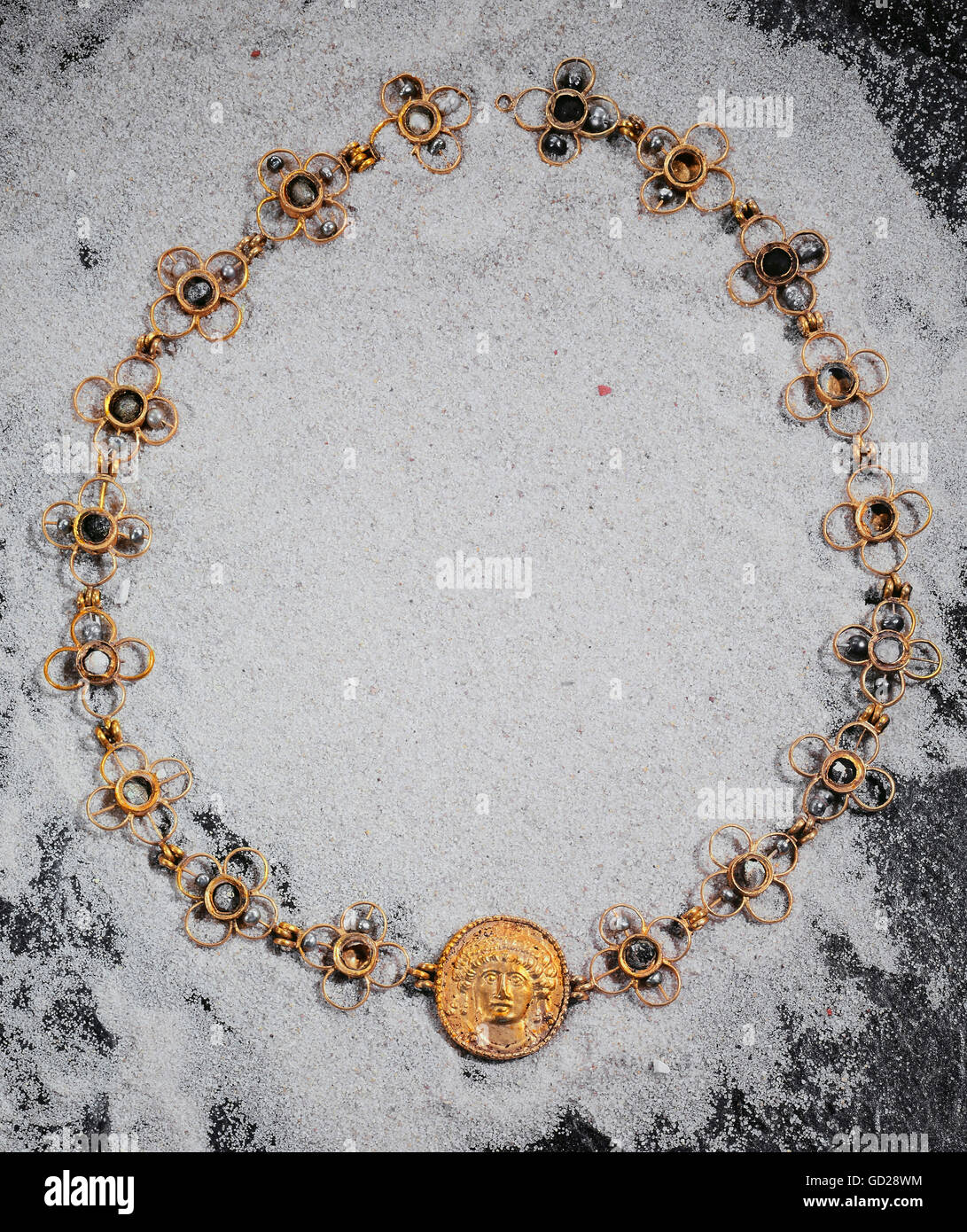 Belle arti, mondo antico impero bizantino, gioielli, collana con medaglia dell'Imperatore Tiberio II Costantino, oro e perle di vetro, VI secolo, Schmuckmuseum Pforzheim, artista del diritto d'autore non deve essere cancellata Foto Stock