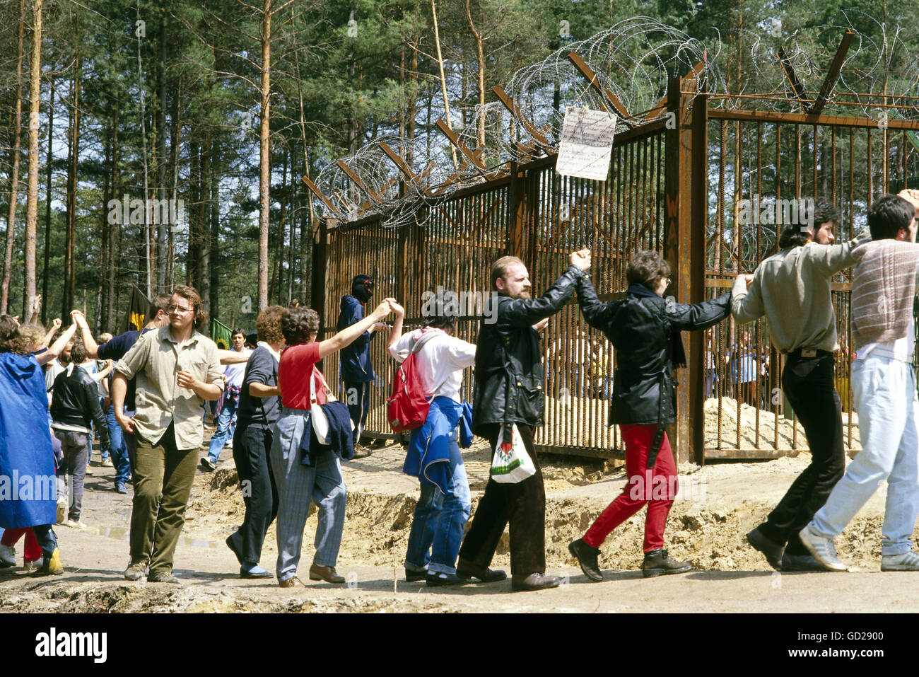 Geografia / viaggio, Germania, politica, dimostrazioni, Wackersdorf, dimostrazione contro la costruzione di un impianto di riciclaggio nucleare, dimostranti di fronte alla recinzione, 7.6.1986, diritti aggiuntivi-clearences-non disponibile Foto Stock