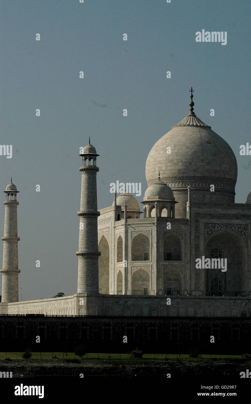 Il Taj Mahal è un marmo bianco mausoleo di Agra, costruito da imperatore Mughal Shah Jahan in memoria della sua terza moglie Mumtaz Mahal. Foto Stock