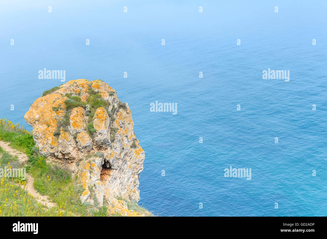 La scogliera rocciosa sul mare e il cielo dello sfondo. Foto Stock