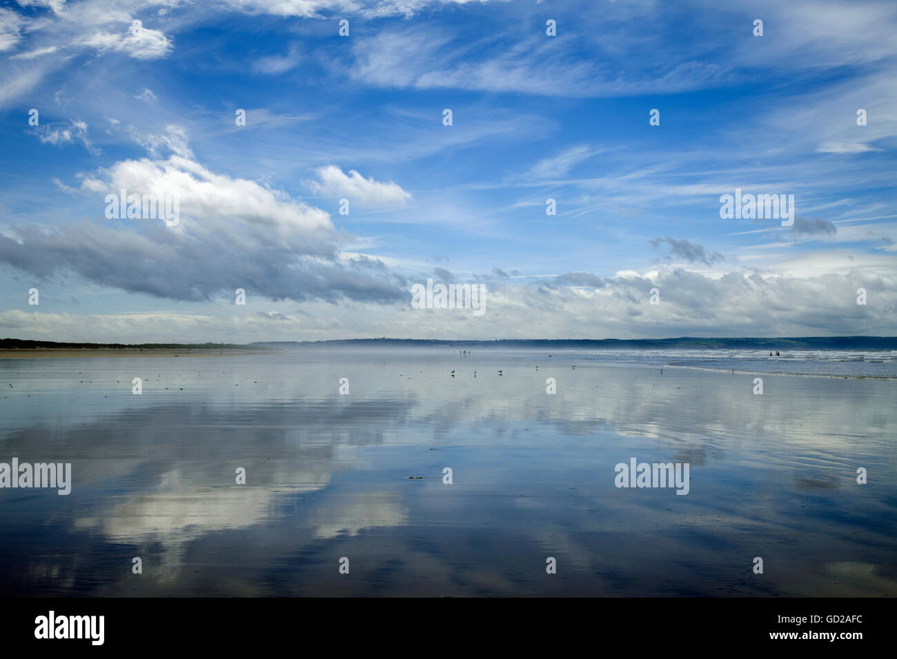 Nuvole riflettono in acqua a Saunton Sands in Devon Foto Stock