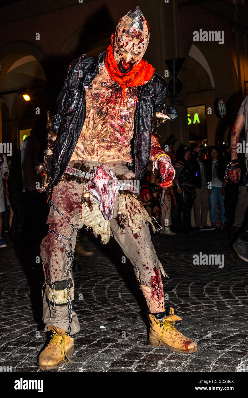 Uomo Barbuto Vestito Come Un Mostro Di Halloween Arte Di Halloween L'uomo  Con La Pelle Di Sangue Ha Un Ritratto Diavolo in Una St Immagine Stock -  Immagine di cappello, anima: 161145463