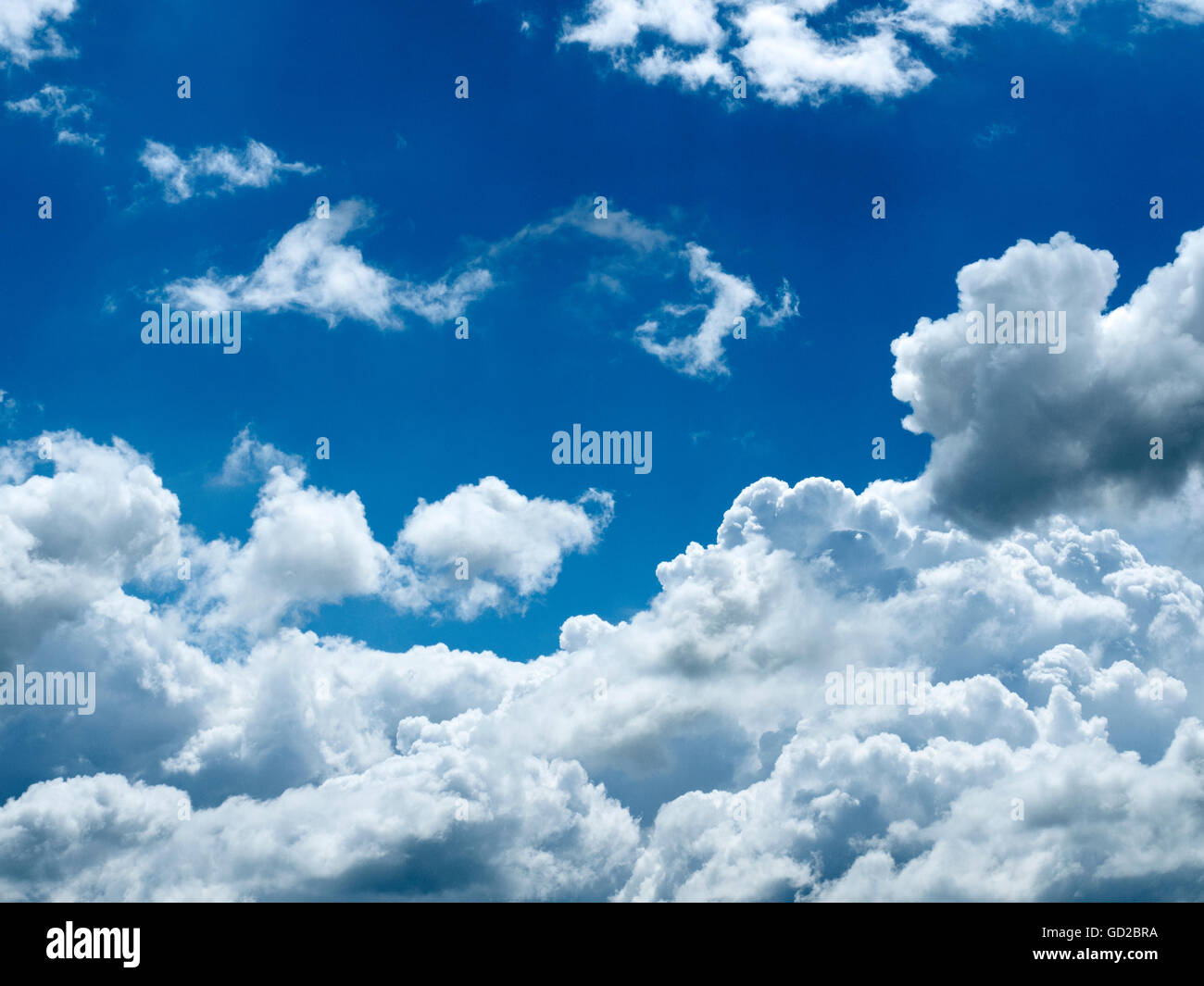 Il cielo blu con nuvole bianche sopra Malham Yorkshire Dales Inghilterra Foto Stock