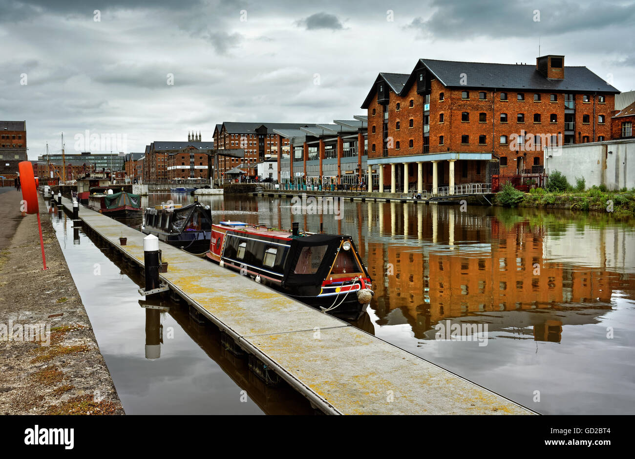 Regno Unito, Gloucestershire, Gloucester Docks, Canal Barges ormeggiati lungo il canale. Foto Stock