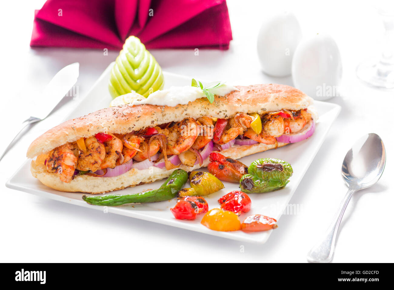 Una deliziosa grigliata di gamberi Sandwich in piastra bianca sopra il tavolo Foto Stock