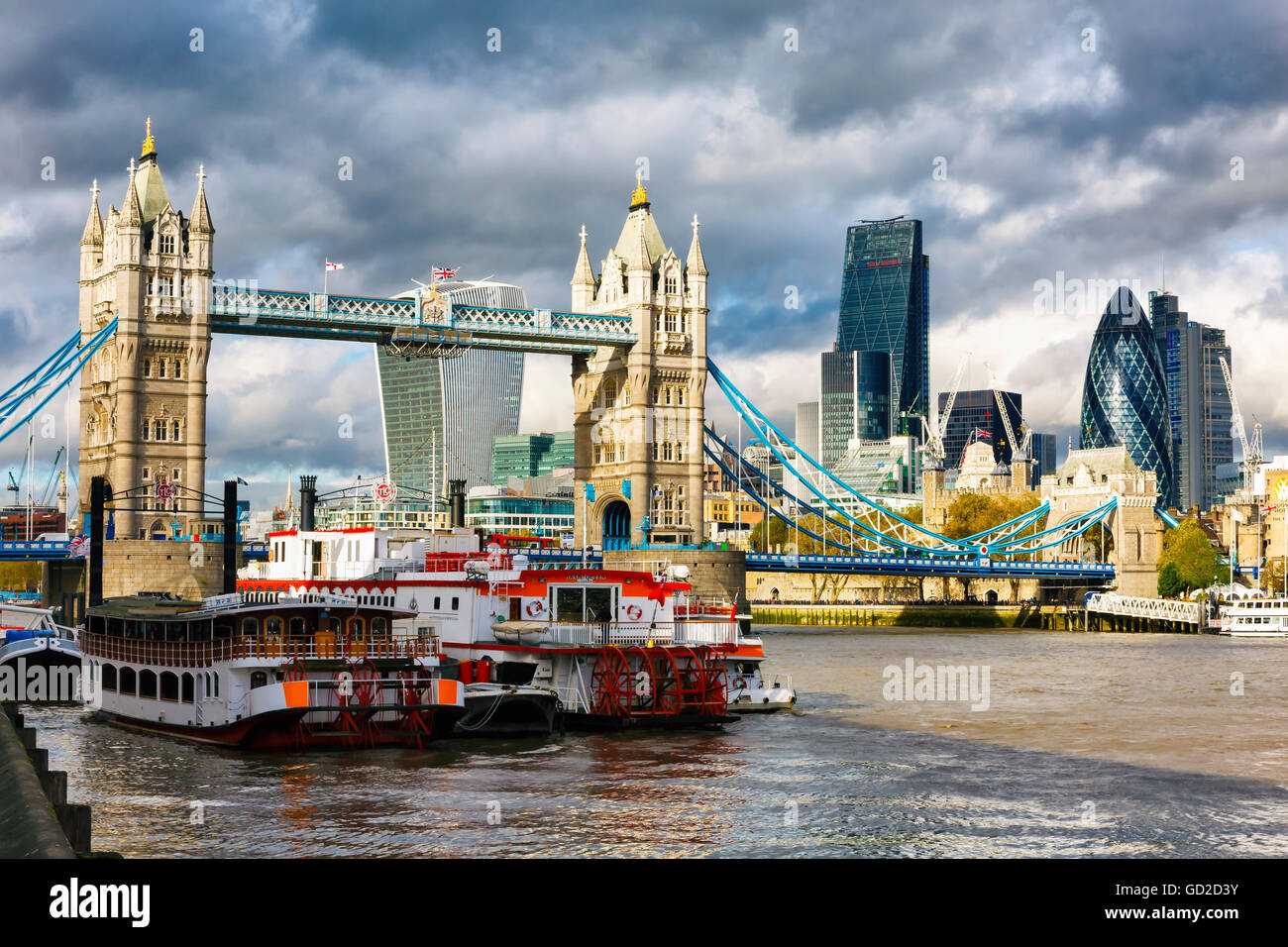 Il Tower Bridge, la città di edifici e il fiume Tamigi. Londra, Regno Unito, Europa Foto Stock