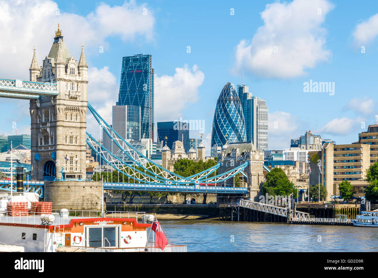 Giornata di sole presso il Tower Bridge e il distretto finanziario di Londra Foto Stock