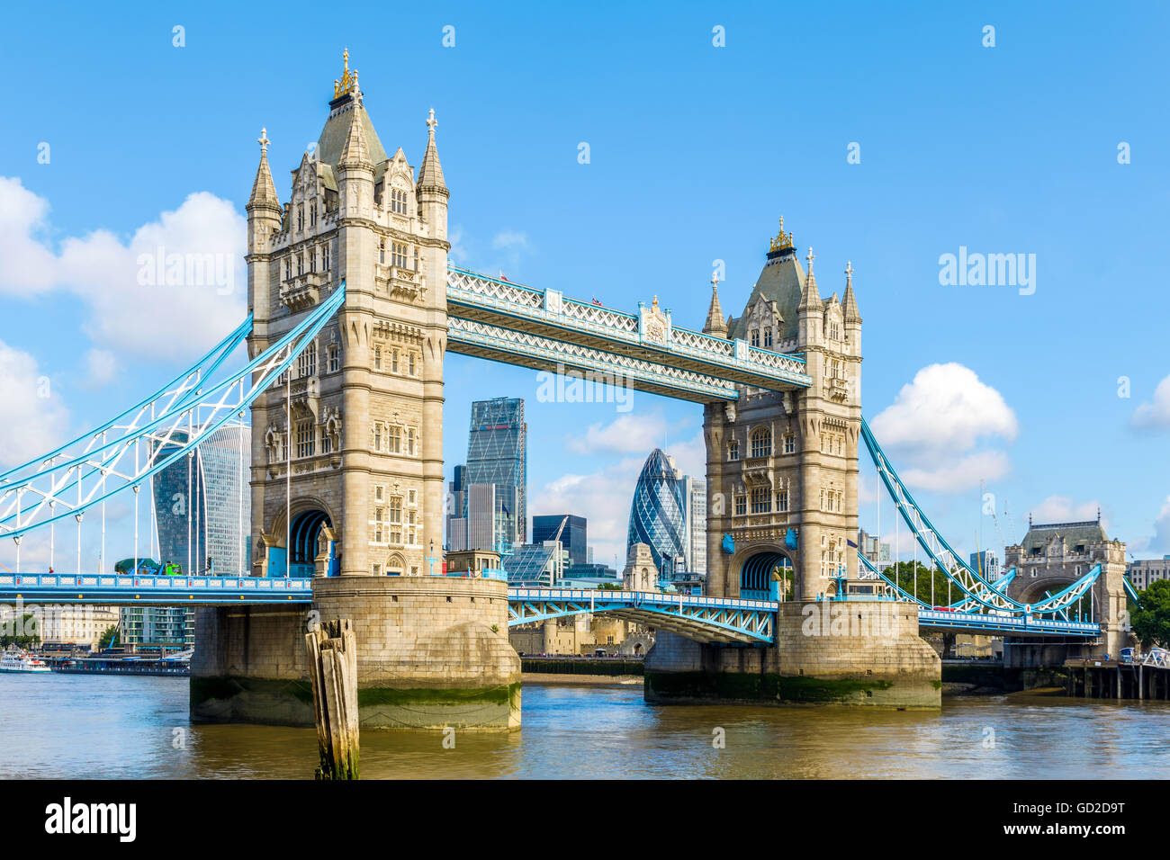 Giornata di sole presso il Tower Bridge di Londra, Regno Unito Foto Stock