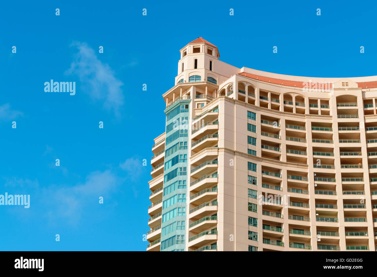 Una vista di alta torre architettonico immobile nel cielo blu Foto Stock