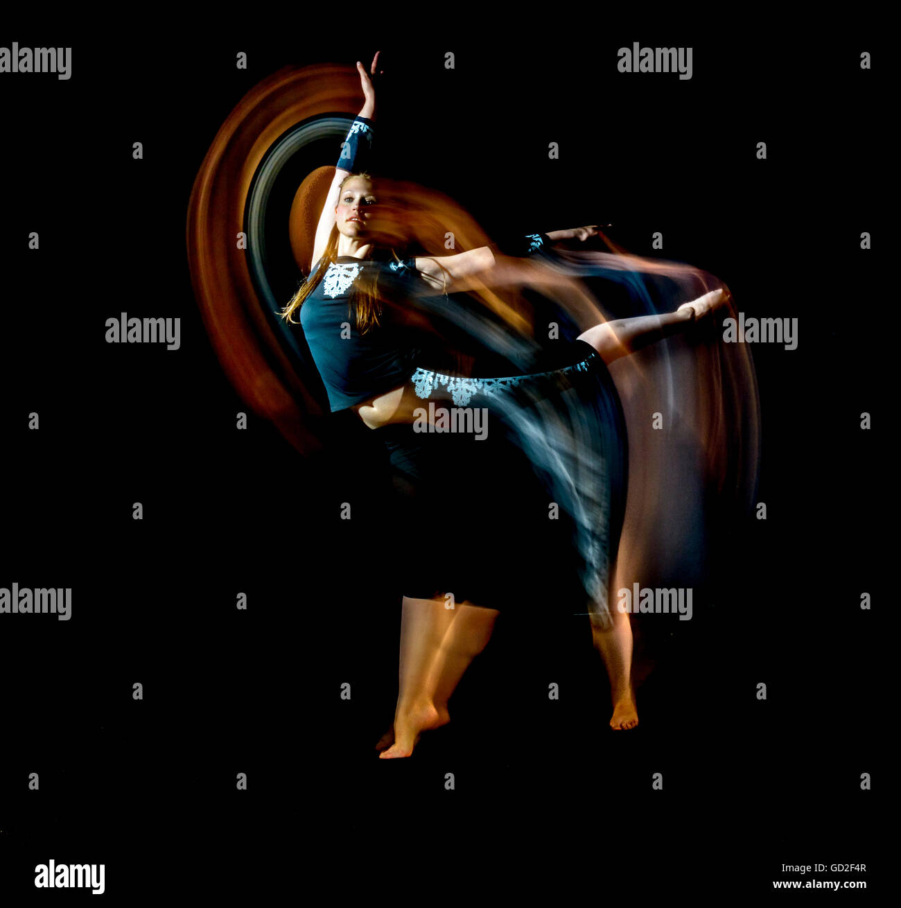 La ballerina donna jumping luce sfocatura di movimento Foto Stock